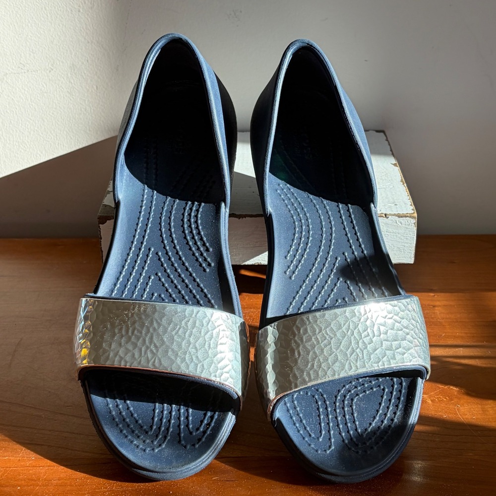 Crocs Lina Hammered Metallic Sandals Navy Blue Silver Flats 204361 Womens 7